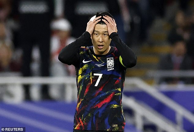 Son Heung-min dislocated his finger after colliding with a South Korean teammate