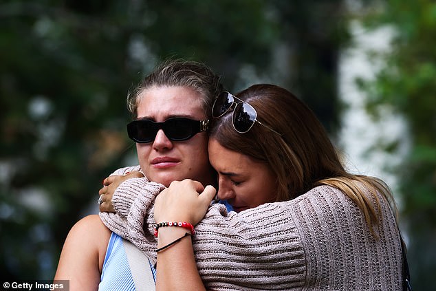 Friends comforted each other during the wake (photo)