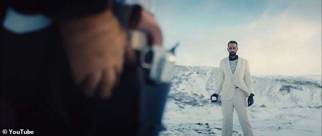 He is also confronted by a cowboy dressed in black with a gun, while holding a snowball - which evokes an unbalanced battle between good and evil.