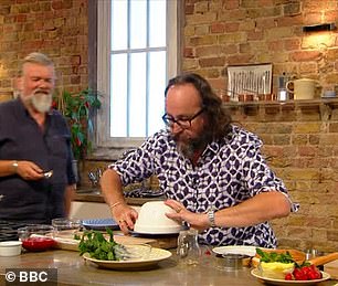 The hilarious clips showed Dave struggling to get a pudding out of a bowl