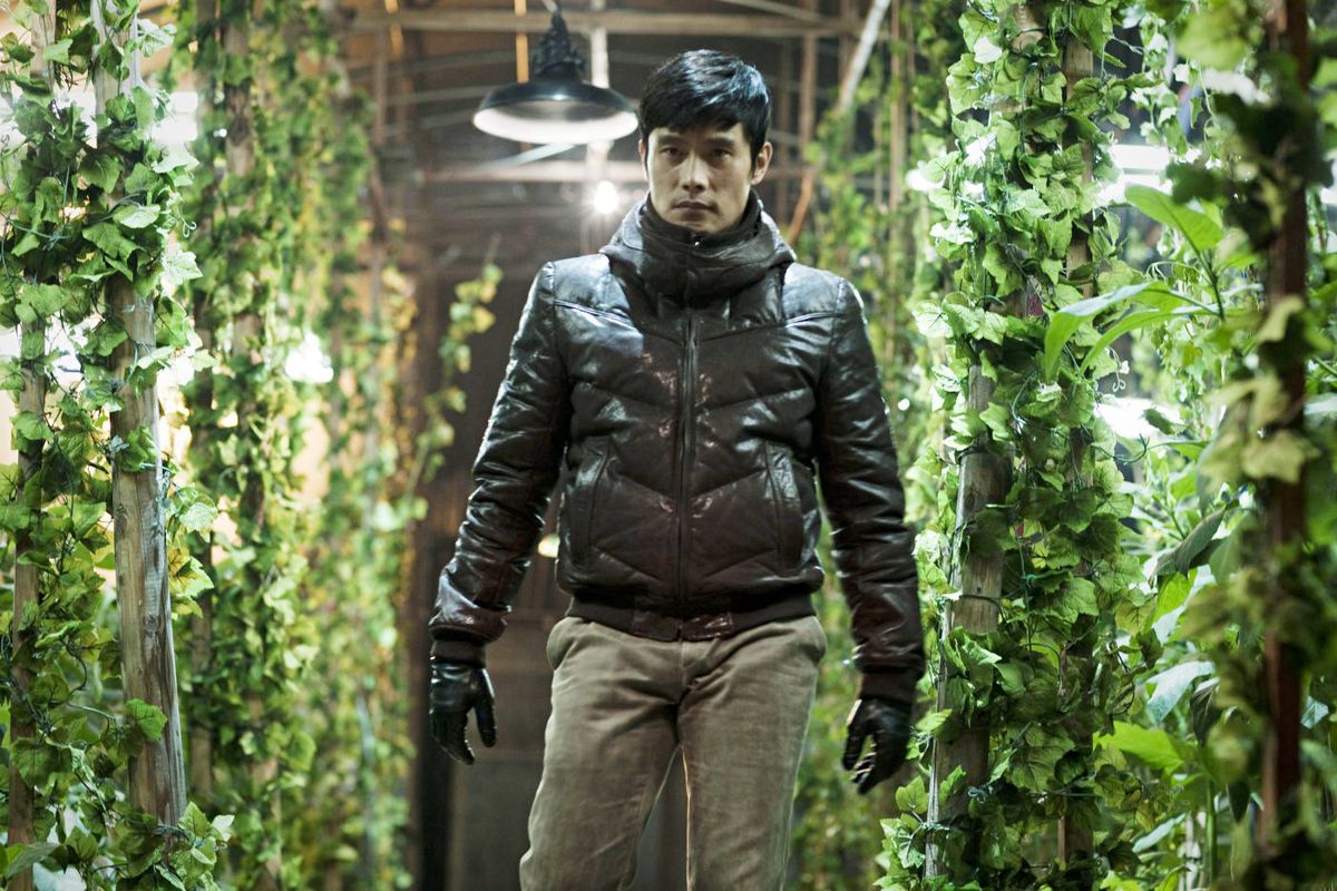 Special Agent Kim Soo-hyeon (Lee Byung-hun) stalks his prey in a greenhouse in I Saw The Devil.