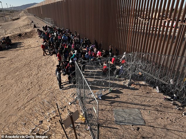 Groups of migrants of different nationalities arrive at the Rio Grande, to cross it and surrender to US authorities, as elements of the Texas National Guard no longer prevent their passage in Ciudad Juarez, Mexico, on Saturday