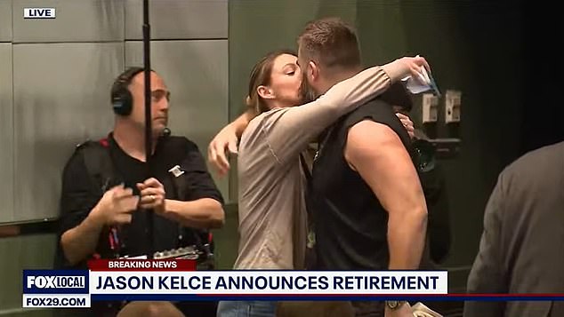 Jason and his wife Kylie shared a kiss as he stepped off stage on Monday afternoon