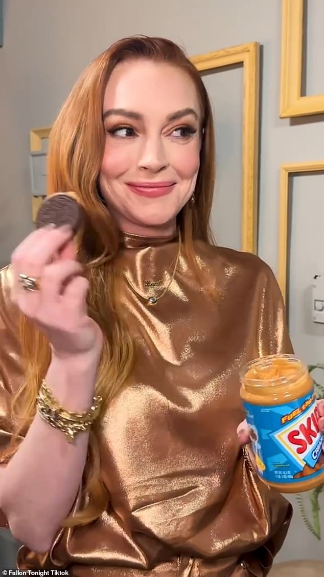 The Mean Girls actress then dipped an Oreo straight into the Skippy jar and smiled knowingly at Annie