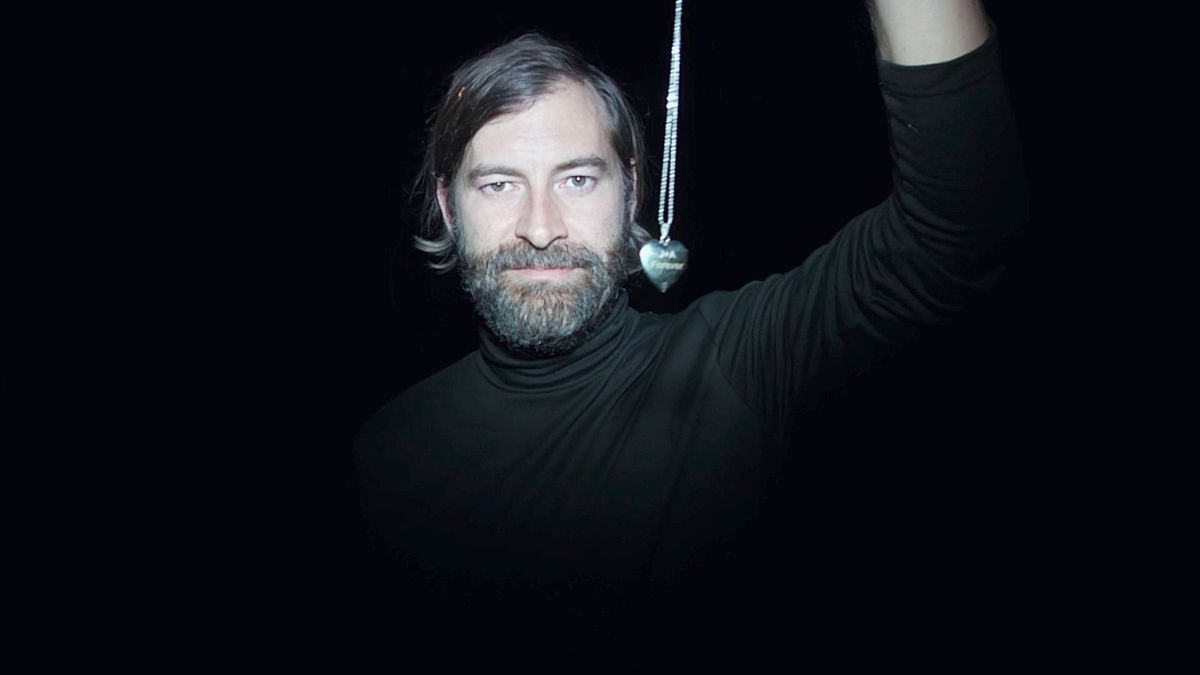 Creep 2 – Mark Duplass holds a chain