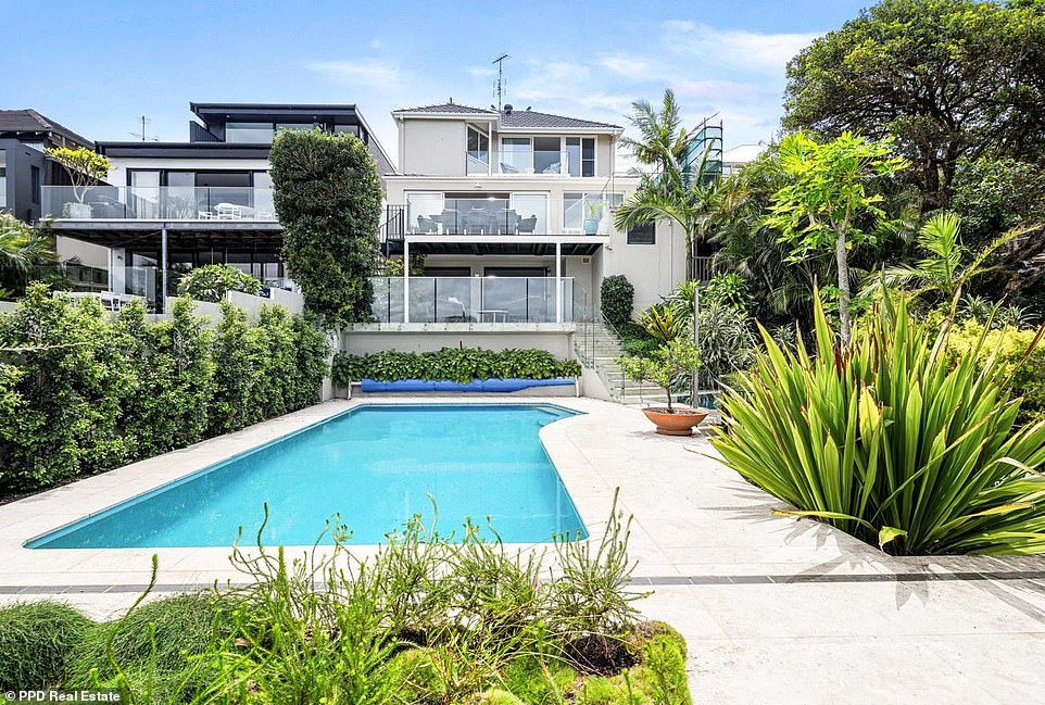 The luxurious modern with traditional pad is located in the affluent Sydney Eastern Suburb Bronte, seven kilometers from the CBD