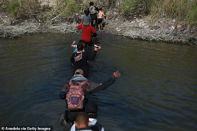 Groups of migrants of different nationalities arrive at the Rio Grande, to cross it and surrender to US authorities in El Paso