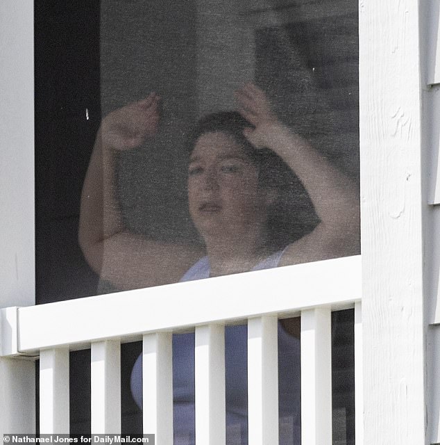 As her family moved their belongings into her new home, Komoroski was spotted working out on her balcony, determined to get back into her pre-prison shape