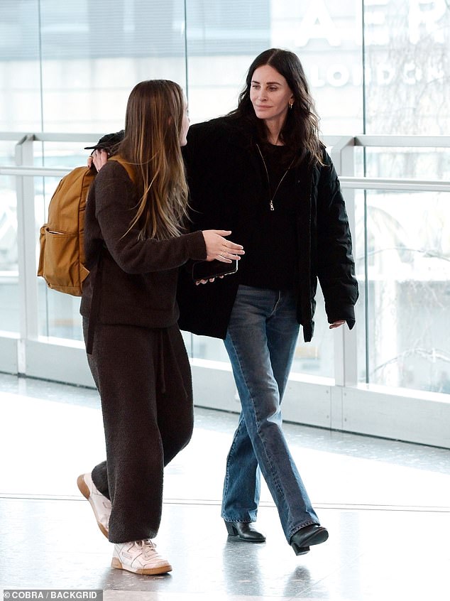 The mother-daughter duo enjoyed some quality time together while chatting on the terminal