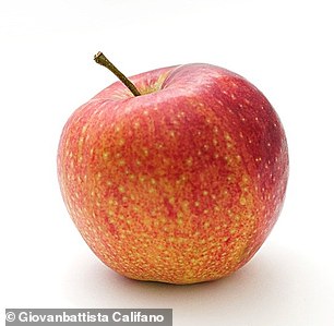 19 - The simple shape and color of an apple can make the AI ​​copy difficult to recognize