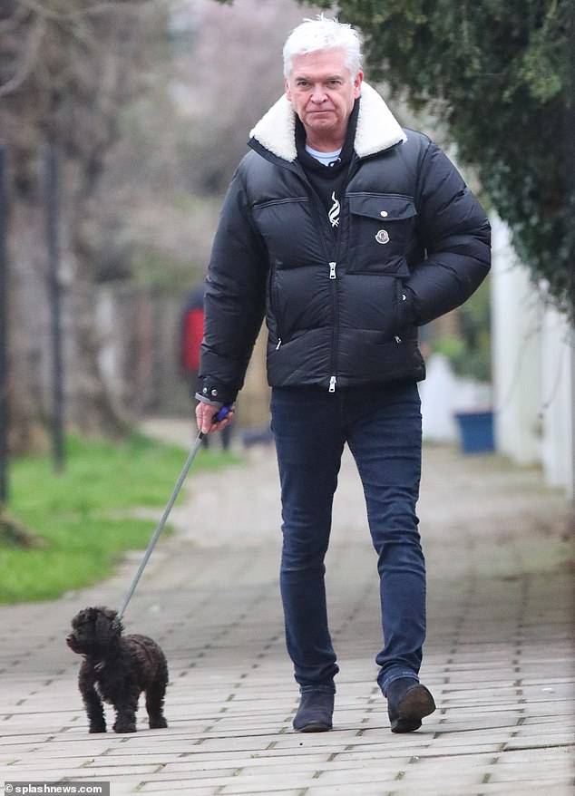 The former presenter dressed in a dark padded jacket with a cream-colored fluffy collar while keeping it casual in jeans