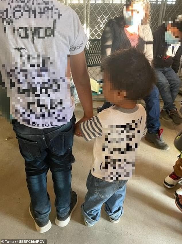 Two Guatemalan brothers, aged 6 and 2, were found with writings on their clothes as they informed US police where their relatives could be found in the US in September 2022.