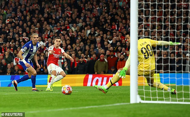 Leandro Trossard leveled the score in the first half after a pass from Martin Odegaard