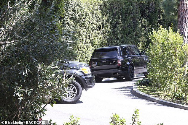 The black Range Rover with Kelce and his friend goes to Swift's mansion in Beverly Hills