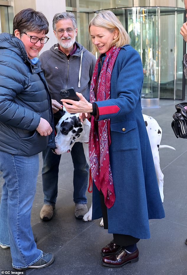 The veteran actress, 55, snuggled up to her canine co-star as she filmed scenes for the movie