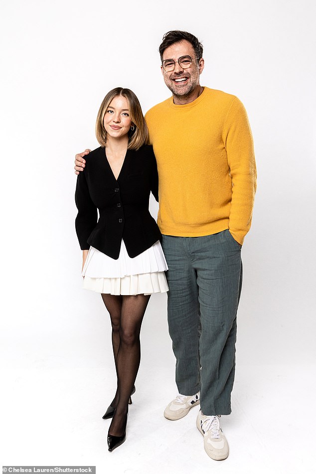 Sydney and her co-stars and director also posed for studio portraits at the event