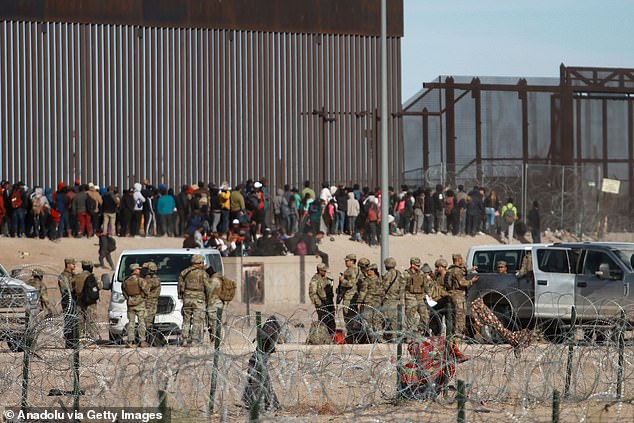 Groups of migrants of different nationalities arrive at the Rio Grande, to cross it and surrender to US authorities in El Paso, Texas on March 5