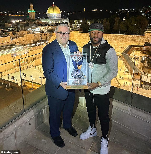 He also received a custom-made 'TMT' yarmulke as a gift from Rabbi Steven Burg during his stay in the Middle East