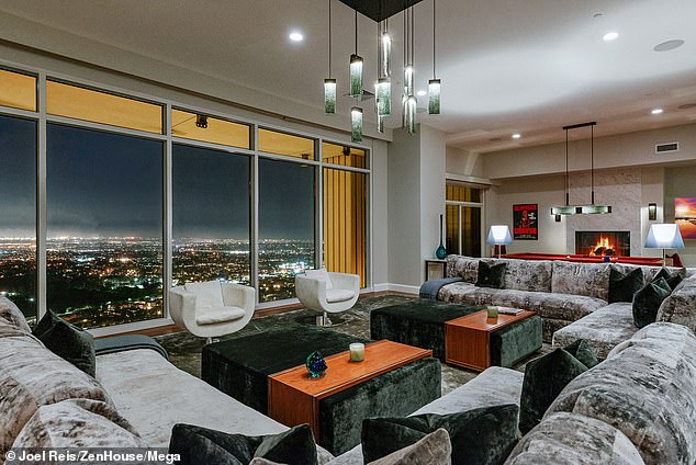 Perry owned the penthouse for four years and extensively customized the unit, recruiting architect Scott Joyce and interior designer LM Pagano to complete the job, according to Robb Report.