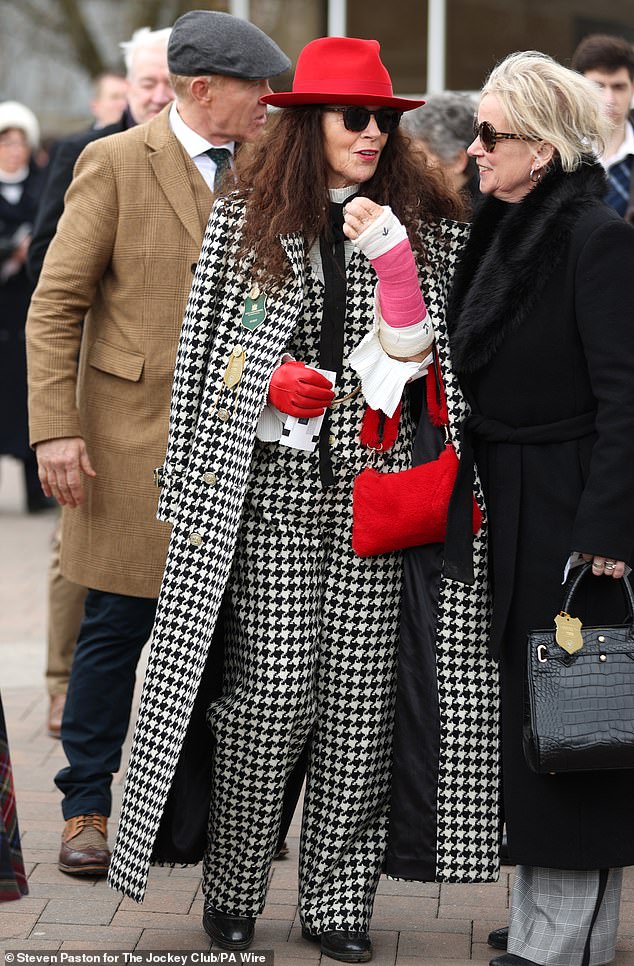 Black and white and red everywhere!  This fashionista dressed nicely when she went outside