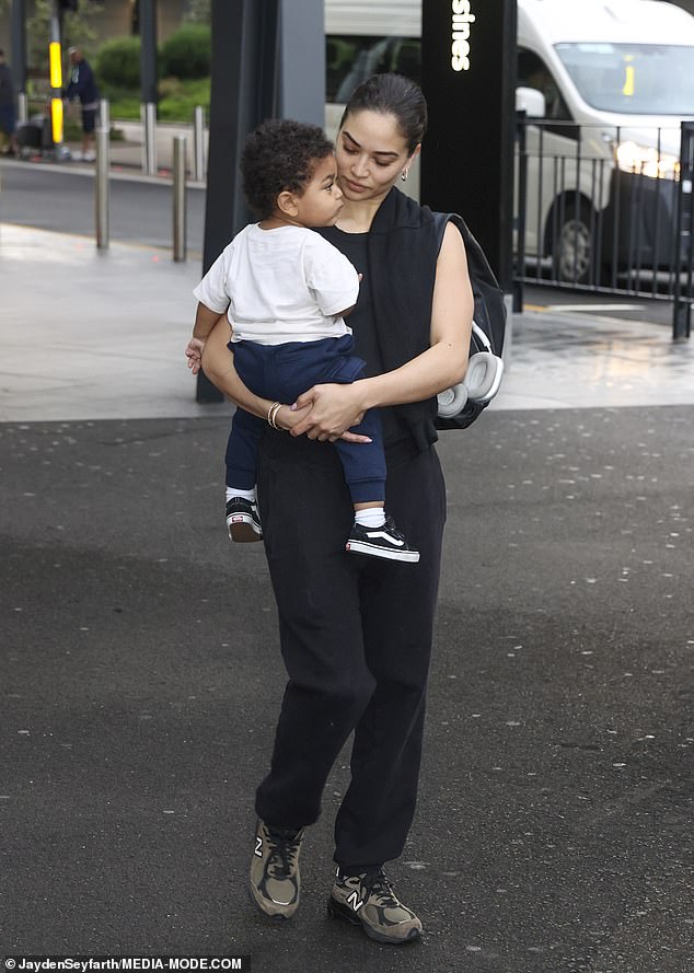 The Australian model dressed casually for her flight in an all-black ensemble