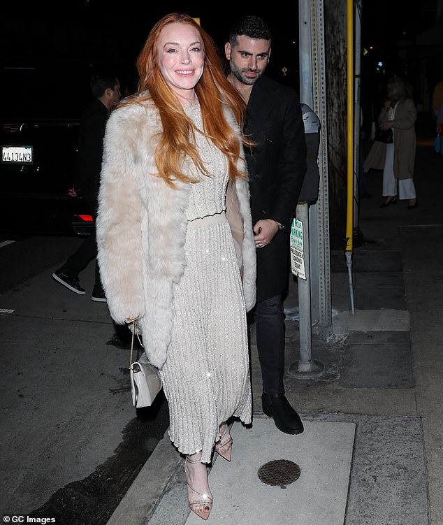 The beauty wore a cream-colored knitted top and a matching skirt that clung to her body and fell to her ankles.