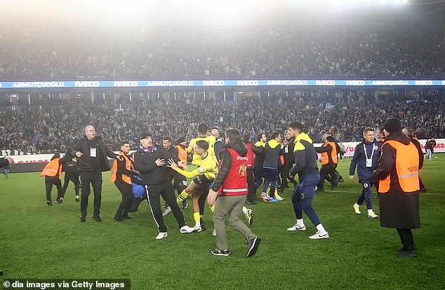 Trabzonspor fans entered the field on Sunday evening and attacked Fenerbahçe players