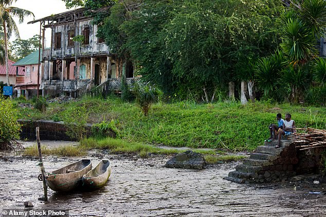 The majority of the island's 40,000 inhabitants live in Bonthe.  The photo shows dilapidated buildings in the area