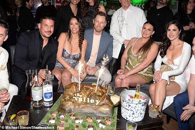 The pair came together for an awkward group photo with their castmates to cut a Valley-themed cake