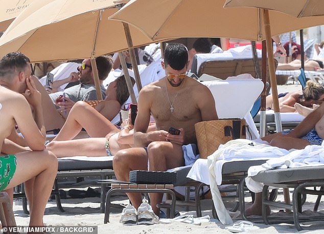 The world number 1 took his straw bag to the beach, as he showed several times on his phone