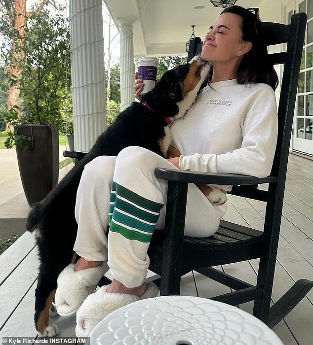 In the snaps, the 55-year-old reality TV personality relaxed in a rocking chair as her four-legged friend gave her a kiss