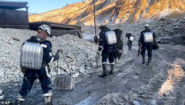 About 25 mountain rescuers from the Neryungri paramilitary mountain rescue platoon of the Russian Emergency Situations Ministry were sent to the mine in Zeya district.