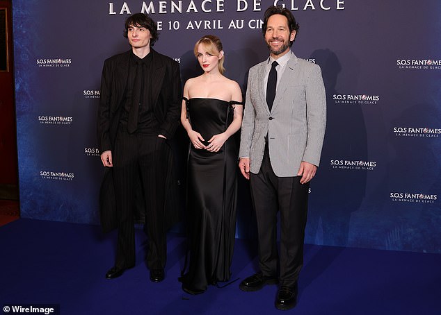She was flanked on the carpet by her co-stars Finn Wolfhard and Paul Rudd, who put on a neat performance of their own