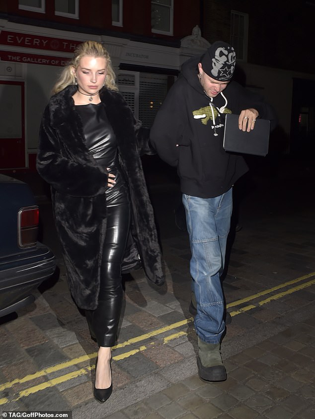 Her camera-shy boyfriend followed closely behind, wearing an oversized black hoodie with loose-fitting jeans