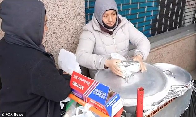 A migrant set up an unlicensed food worker on the sidewalk