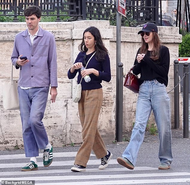 After grabbing a snack, the Johnson and her friends were seen enjoying a walk together