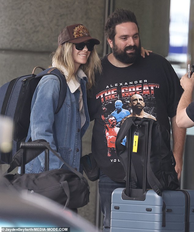 Lainey was casually cool in a loose, cream tracksuit under a blue denim jacket as she posed for selfies with fans