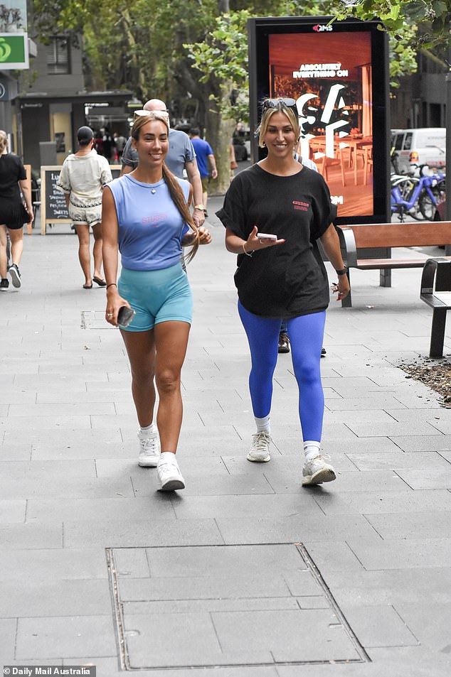 She completed her look with a pair of white sneakers and appeared to have minimal makeup