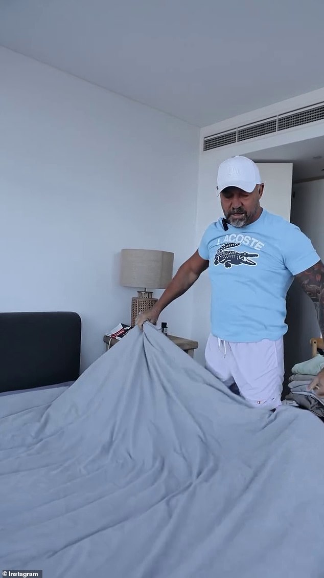 Russell Manser told his Instagram followers that he starts the day by making his bed (photo)