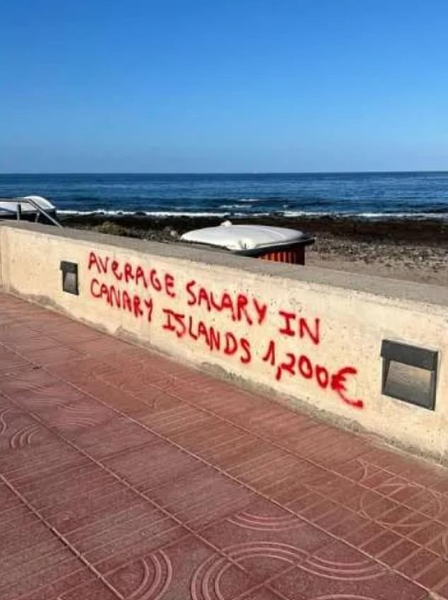 'AVERAGE SALARY IN THE CANARY ISLANDS 1,200 EURO': The 'average salary' marker refers to the low wages on the island compared to rising rents, rising interest rates and the cost of living due to inflation rates