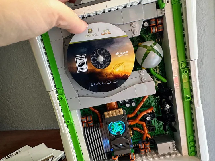 A photo of the inside of the replica Xbox 360