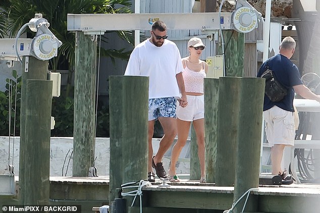 The couple enjoyed a romantic beach holiday together