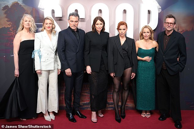 The cast of Scoop: Sam McAlister, Romola, Rufus Sewell, Keeley Hawes, Billie Piper, Gillian Anderson, Philip Martin (photo LR)