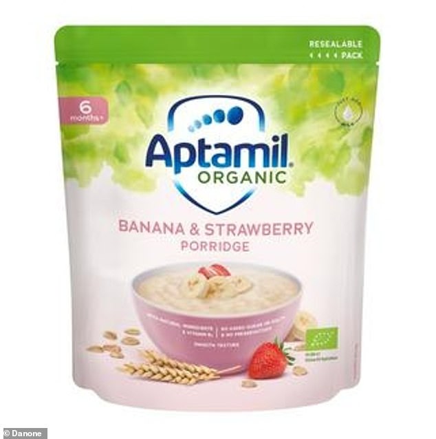 WHO guidelines say babies and toddlers should not be given foods high in sugar, salt and trans fats, or drinks containing sugar or non-sugar sweeteners.  In the photo one of the products that did not meet the nutritional and marketing standards of the WHO: Aptamil organic banana and strawberry porridge for babies from 6 months from Danone