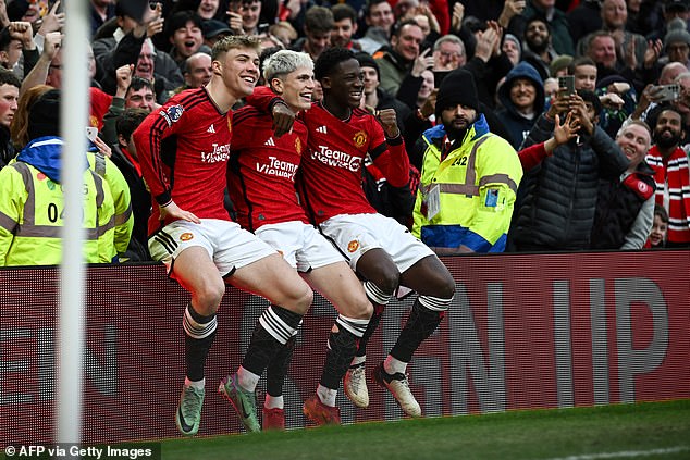 Rasmus Hojlund (left), Alejandro Garnacho (center) and Kobbie Mainoo (right) copy the 'Kudus celebration'