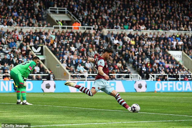 West Ham goalkeeper Alphonse Areola had to be substituted at half-time after struggling with an injury