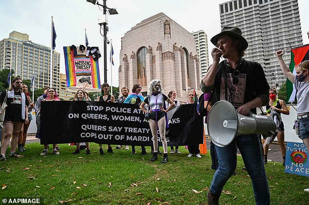 Sydney's Mardi Gras parade started with protests against police (photo)