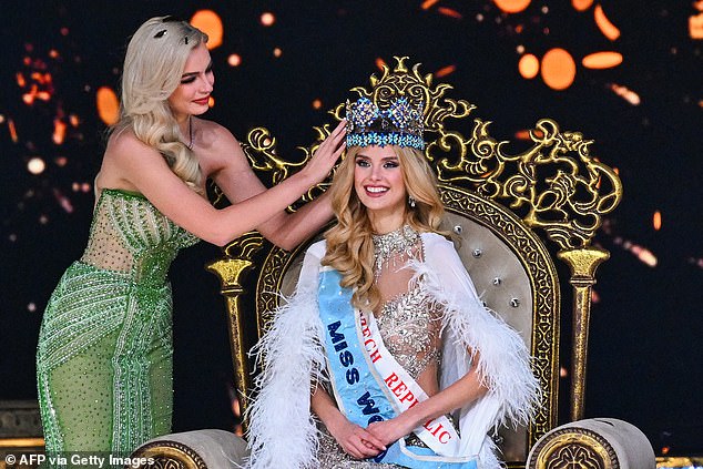 Krystyna received the glitzy crown on her head today in India by Miss World 2022, Karolina Bielawska, a Polish model
