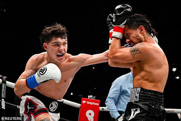 Javon 'Wanna' Walton (L) made his professional boxing debut in Puerto Rico on Saturday