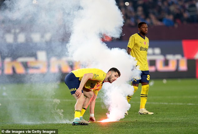 The winning goal provoked an immediate reaction from the opposing supporters, with flares and other objects being thrown onto the pitch